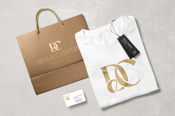 Diana Carrera Beauty & Hair - Goldenes Logo auf T-Shirt, Papiertüte und Visitenkarte